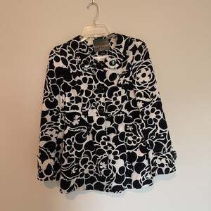 Mac & Jac Black and White Floral Jacket Size 4